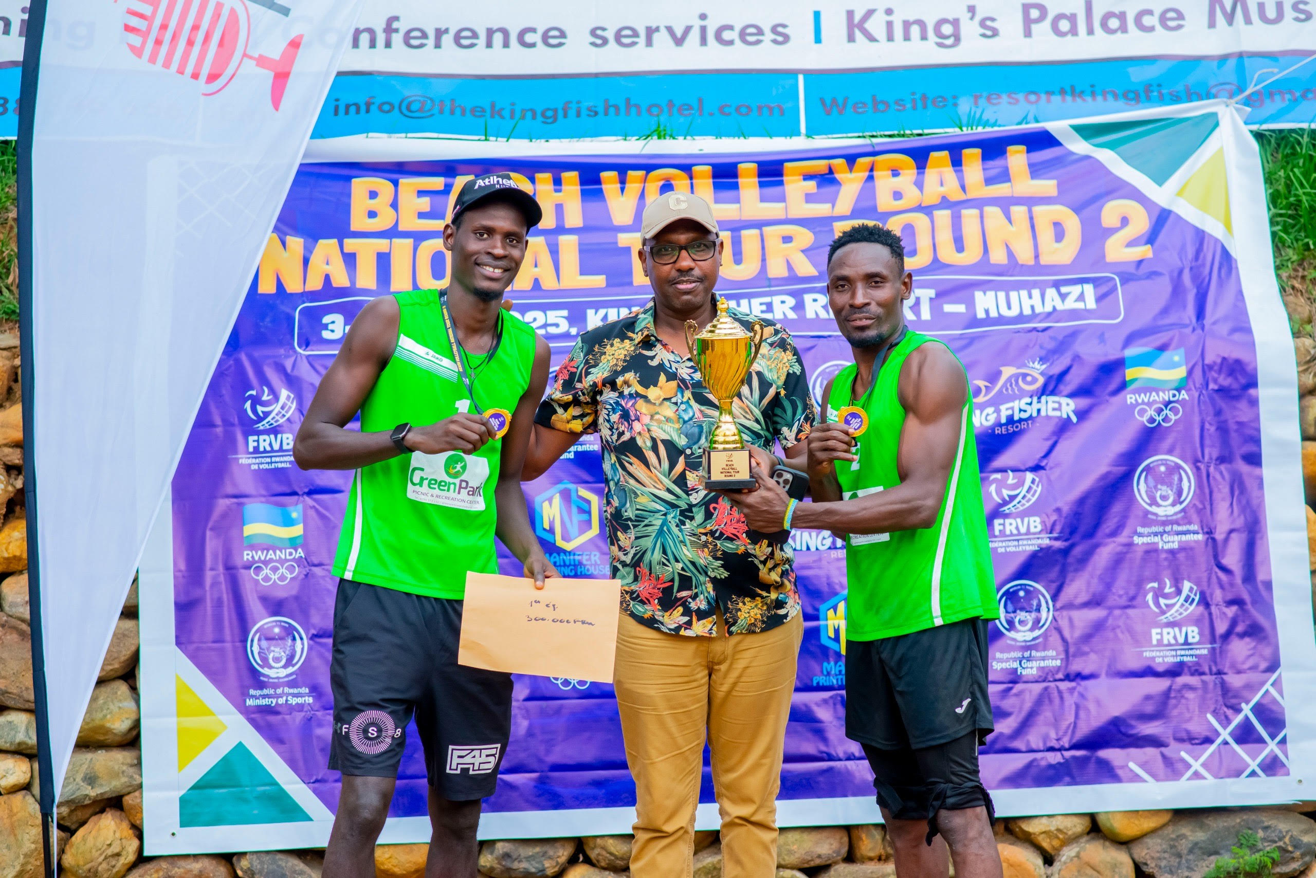 Jahara Koita ubanza ibumoso na Paul Akan bashyikirizwa igikombe na Perezida wa Federasiyo