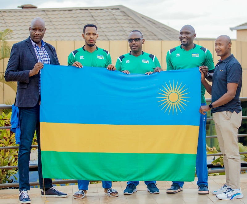 Mbere yo guhaguruka kapiteni yabanje gushyikirizwa ibendera ry'Igihugu