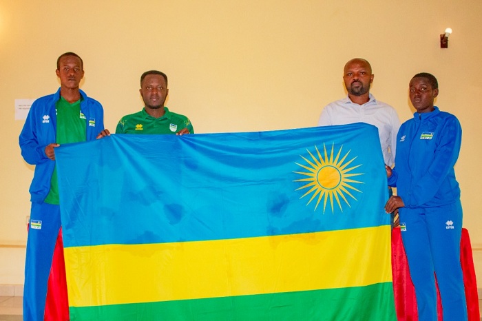 Ubwo bashyikirizwaga ibendera ry'Igihugu mbere yo guhaguruka