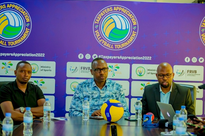 Mucyo Philbert ubanza ibumoso, umunyamabanga wa FRVB, Perezida wa FRVB, Raphael Ngarambe (hagati) ndetse na komiseri wungirije ushinzwe abasora muri RRA Paulin Uwitonze 