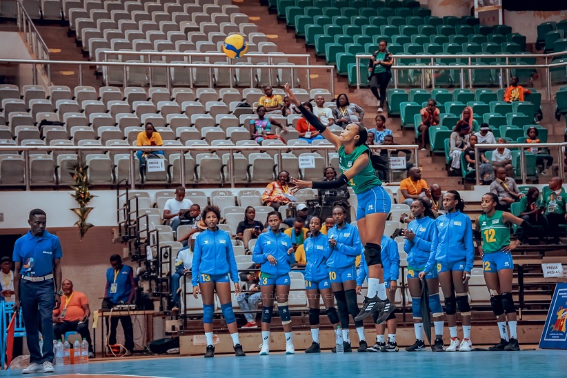 Kapiteni w'ikipe y'Igihugu, Munezero Valentine arenza umupira