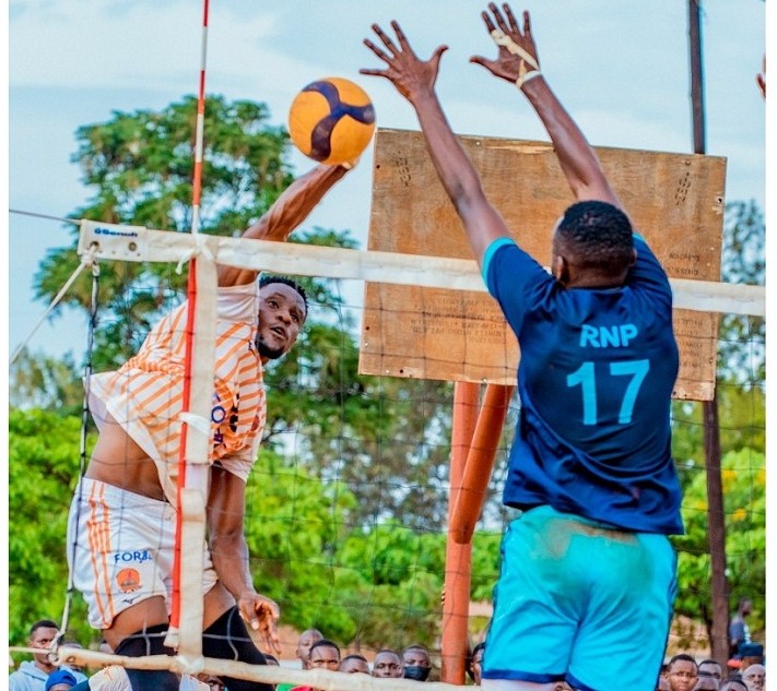 Niyogisubizo Samuel ashakisha inzira acishamo umupira