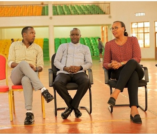 Minisitiri Munyangaju ari kumwe na Meya wa Gisagara Rutaburingoga Jerome ndetse na Perezida wa Gisagara Volleyball club Clovis 