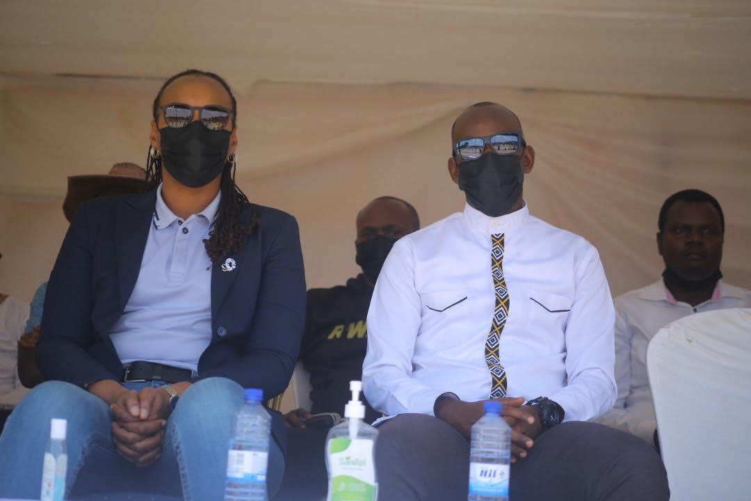 Minisitiri Munyangaju yakurikiye iyo mikino ari kumwe n'Umuyobozi w'Akarere ka Huye, Ange Sebutege