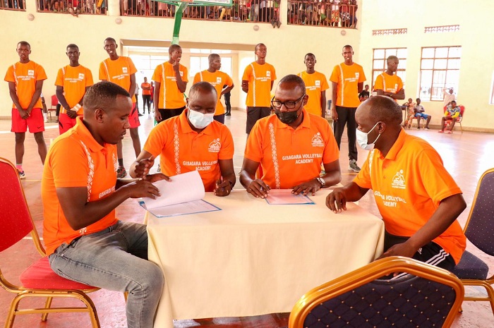 Abayobozi basinya amasezerano y'ubufatanye