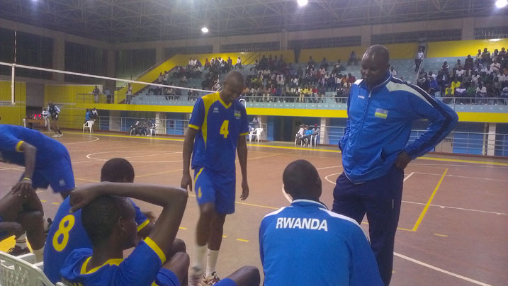 Umutoza Bitok arimo kugira abakinnyi inama.