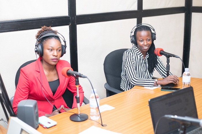 Cyuzuzo Yvette (wambaye ishati y'umweru n'umukara) na Nzayisenga Charlotte (wambaye umutuku n'umukara) bakinira UTB n'ikipe y'igihugu, aha bakaba bari mu kiganiro kuri KT Radio