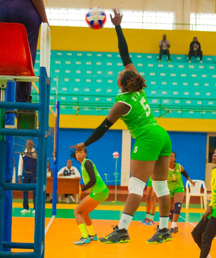 Nzayisenga Charlotte (uri ku mupira) amara impungenge abakobwa n