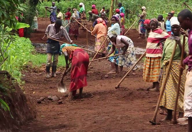 Abakora muri VUP bavuga ko kutabahembera igihe bidindiza iterambere ryabo