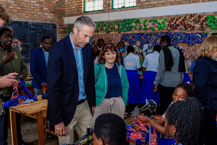 Ambasaderi wa Suwede mu Rwanda Dag Sjoogren yanyuzwe n'uko inkunga ya VUP ikoreshwa