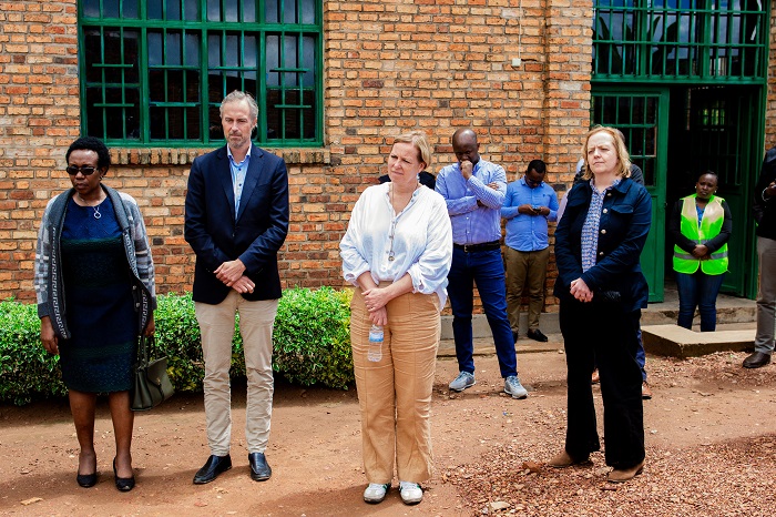 Abahagarariye u Budage, u Bwongereza na Suwede mu Rwanda bari kumwe na Nyinawagaga mu Murenge wa Kageyo mu Karere ka Gicumbi