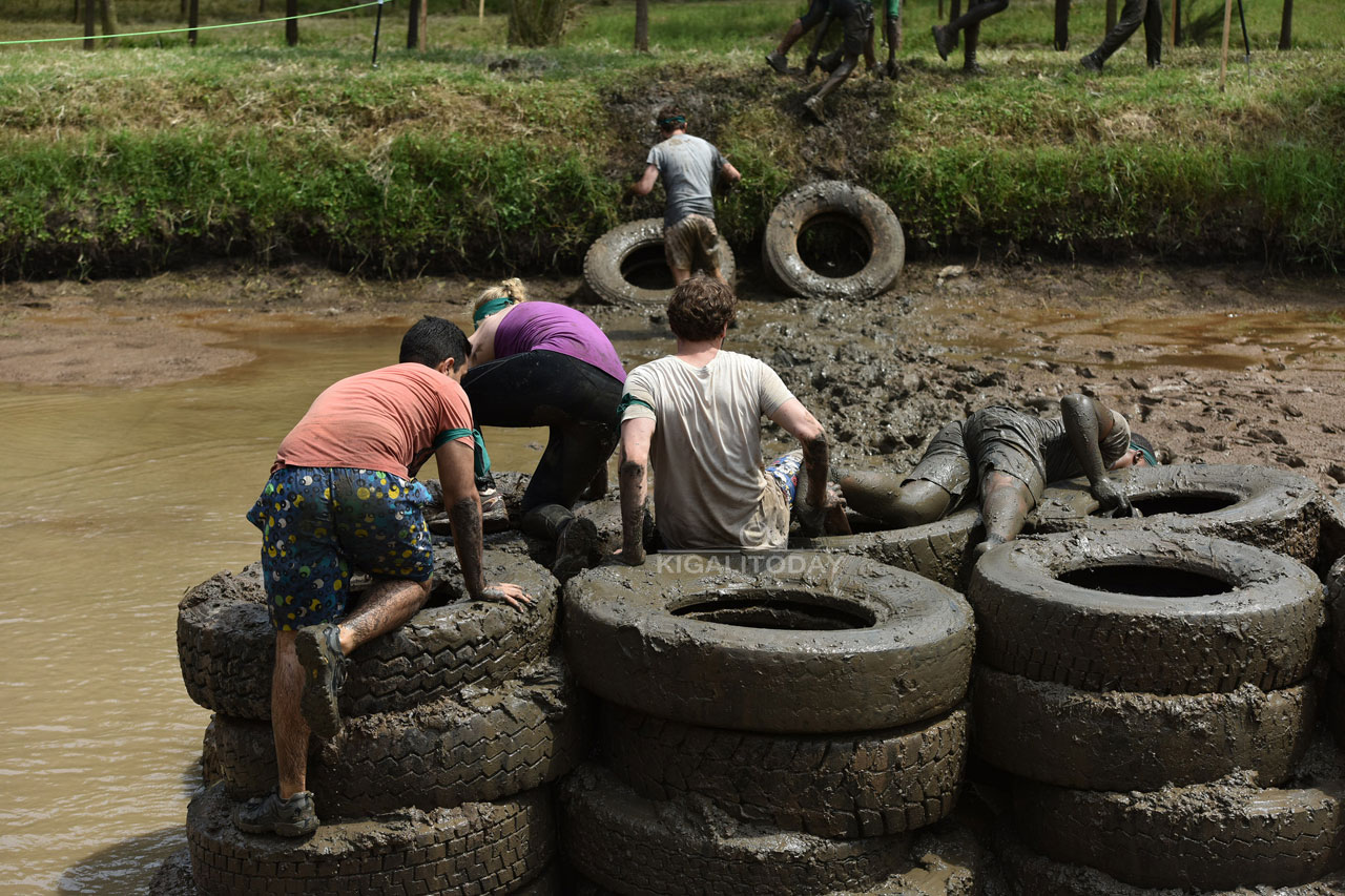 Abitabiriye irushanwa rya Waka Warrior Race 2017 banyuze mu bigeragezo bituma bivuruguta mu byondo 