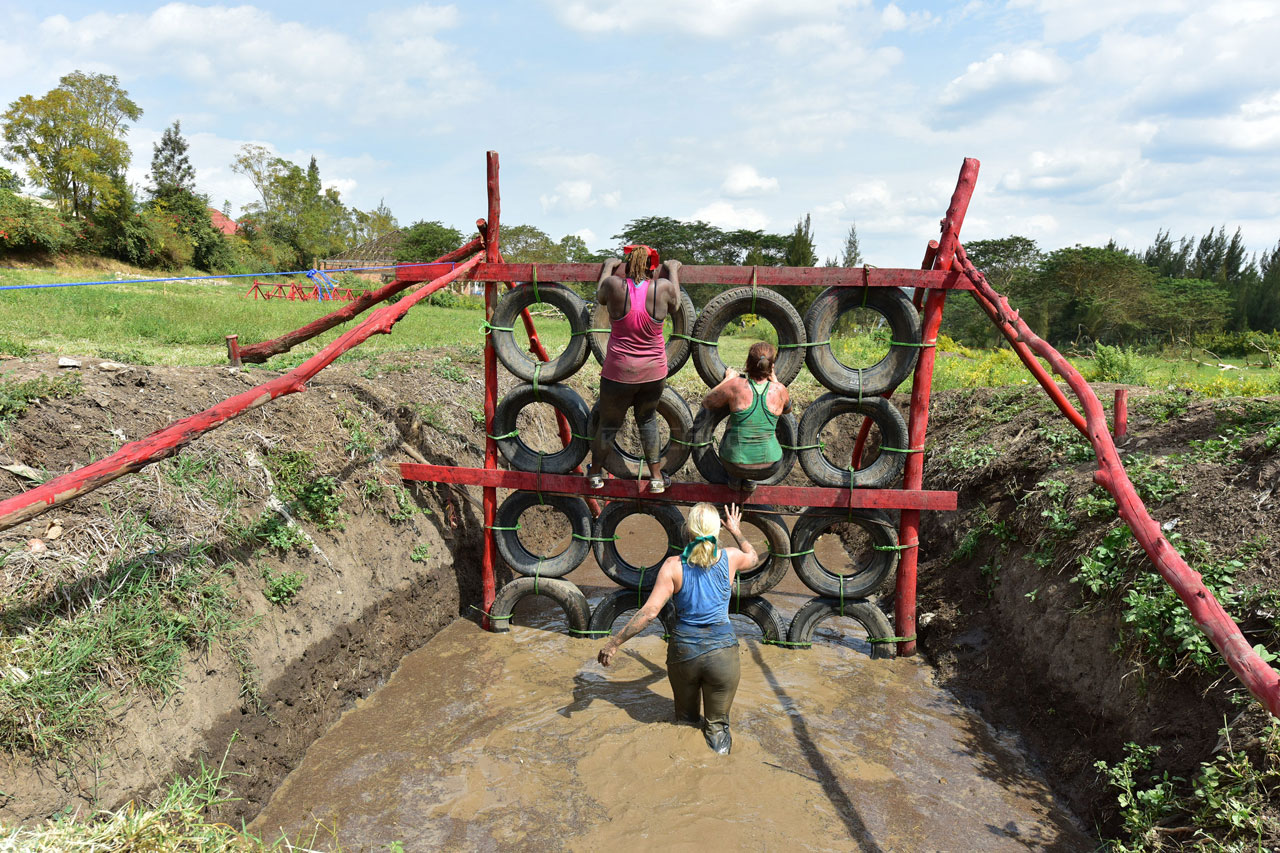 Irushanwa rya Waka Warrior Race ryitabirwa n'abantu batandukanye bakanyura mu mitego myinshi