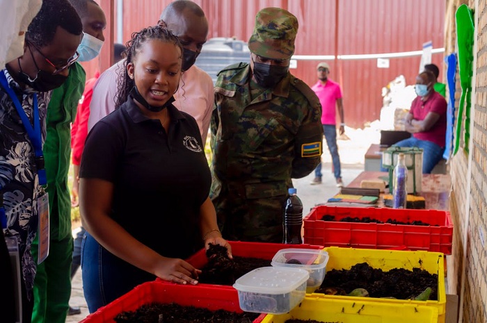 Wanja ukuriye uruganda rwa Bishenyi Solid Waste Management Facility arimo gusobanura uko ibishingwe bikorwamo ifumbire