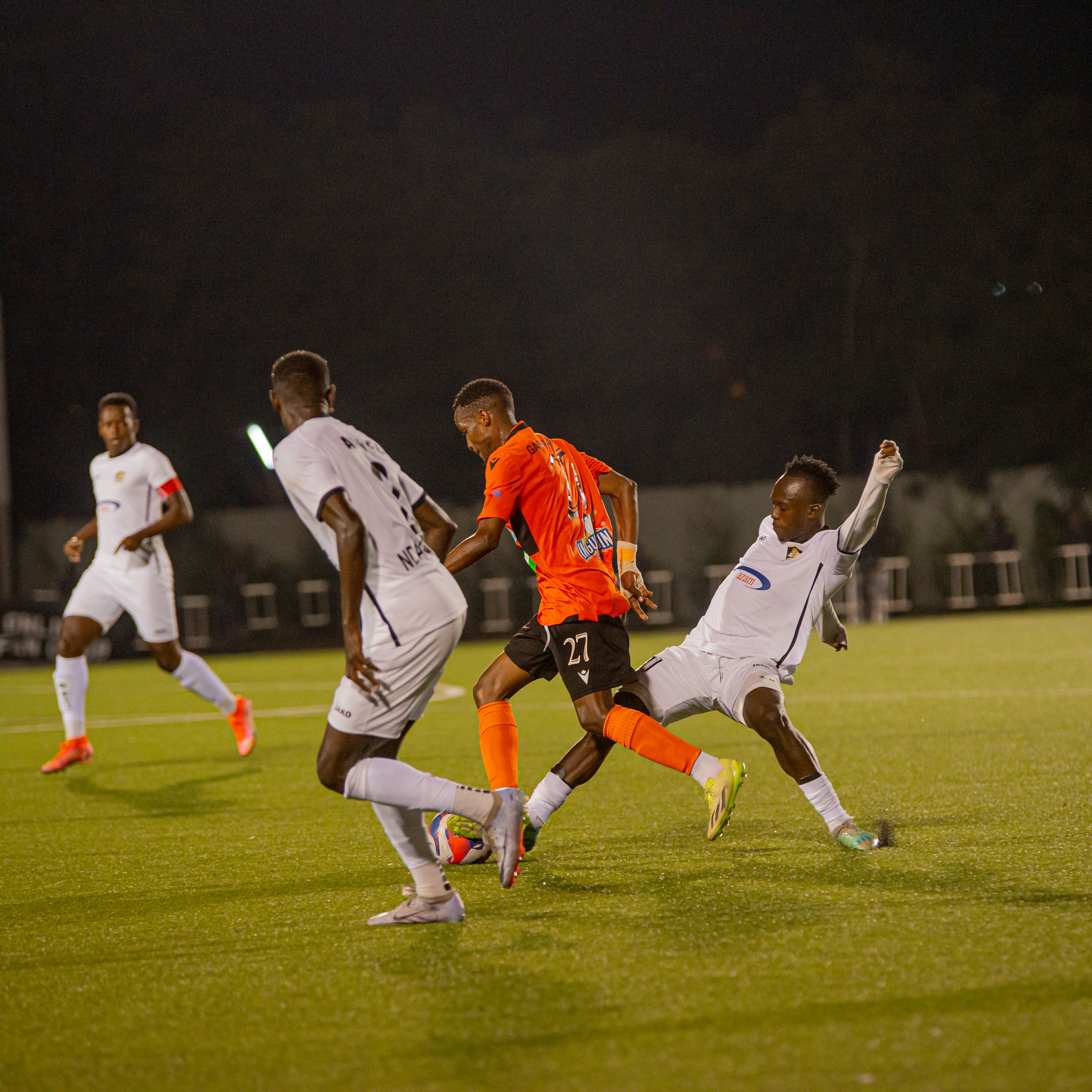 Wari umukino urimo ishyaka rikomeye cyane ku mpande zombi