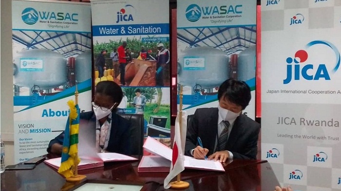 Gisèle Umuhumuza uyobora WASAC na Nagase Tomonori bashyize umukono ku masezerano y