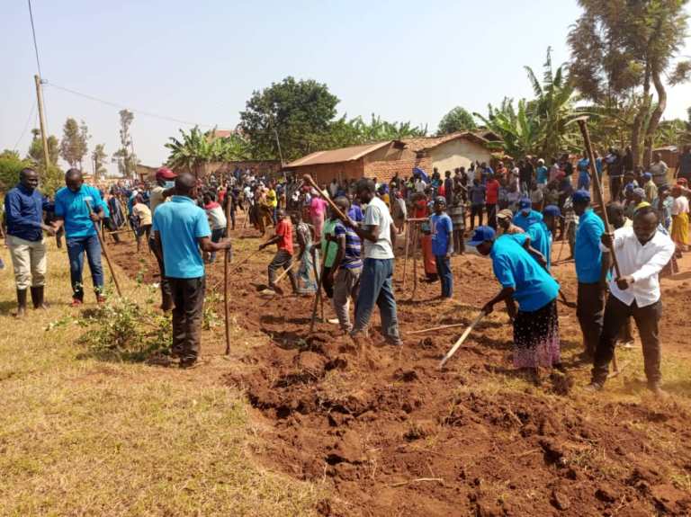 Bakoze umuganda wo gusibura imihanda y'imigenderano ndetse no guhanga imishya