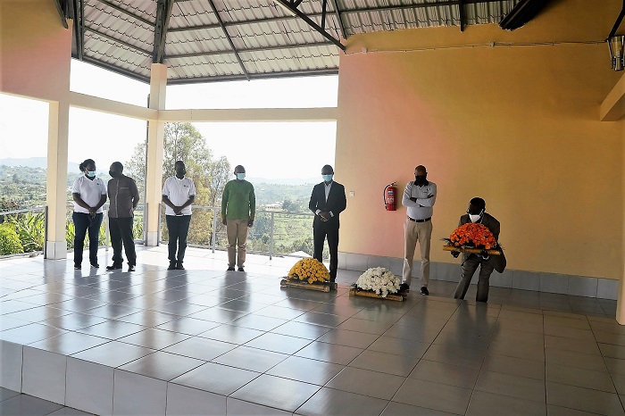 Umuyobozi mukuru wa WASAC yabanje gushyira indabo ku rwibutso rwa Jenoside rwa Ruhango