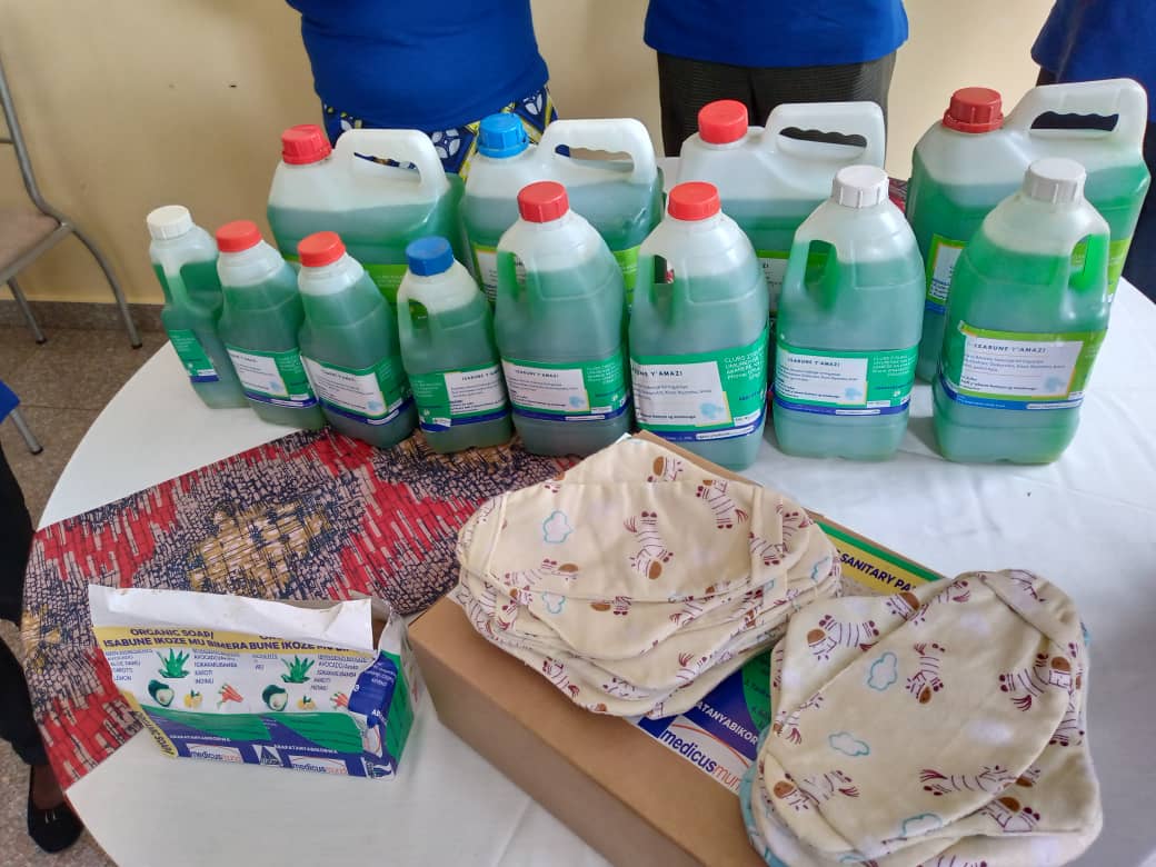 Imiryango WASHNET na ARDE/Kubaho ivuga ko abaturage na bo babasha kwikorera amasabune ku buryo gahunda y'isuku y'ubwiherero ngo ishoboka ahantu hose