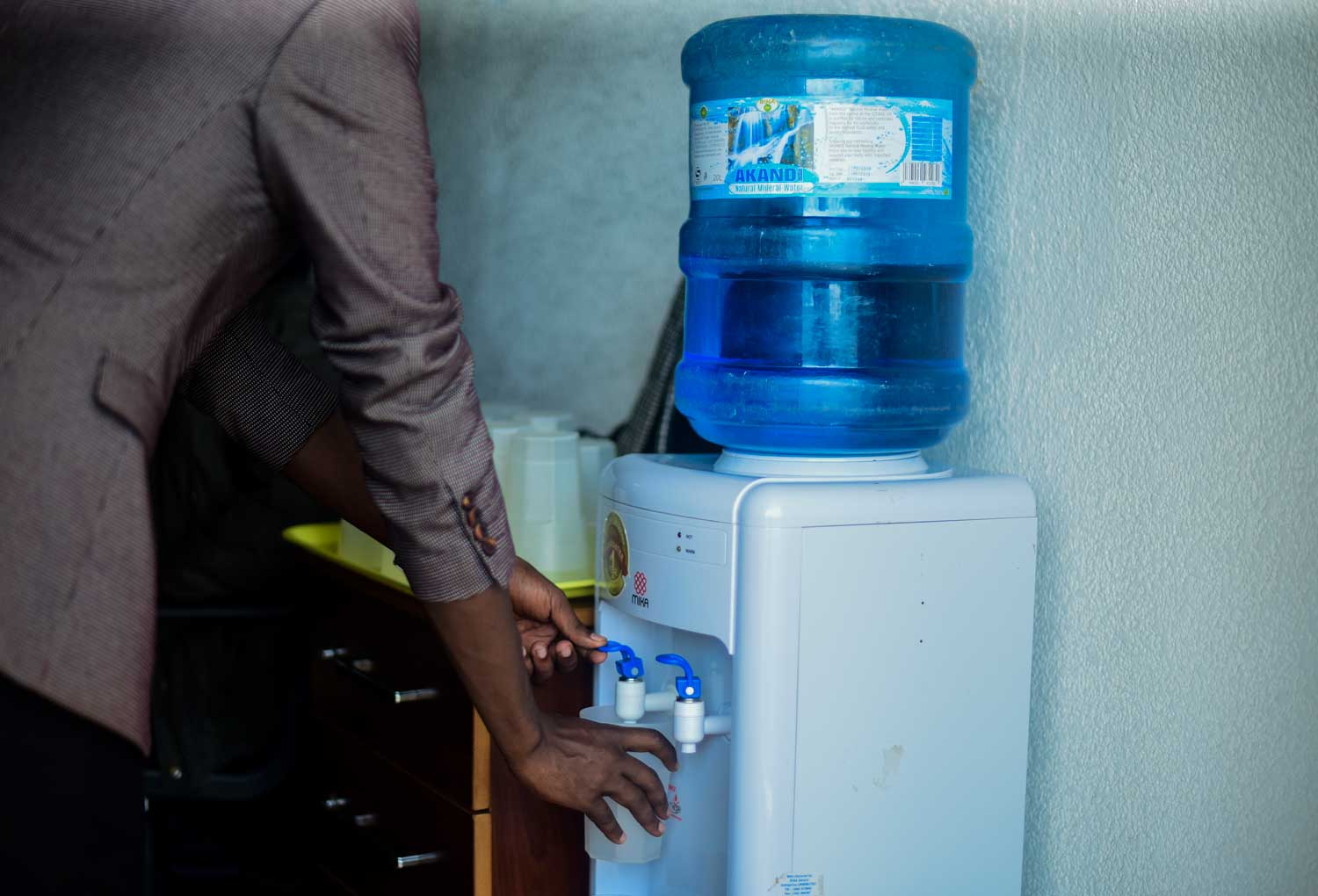 Bumwe mu buryo buteganywa ni ugukoresha ibikoresho bizwi nka "Water Dispensers"