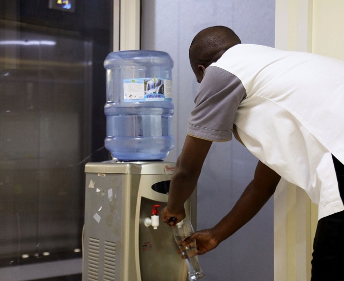 Leta ishishikariza abantu gukoresha amavomo yo mu biro yabugenewe (water dispenser) n'ibirahuri mu mwanya wo gukoresha uducupa duto tuba turimo amazi dupfundikiye kuko dukoreshwa rimwe tugahita tujugunywa