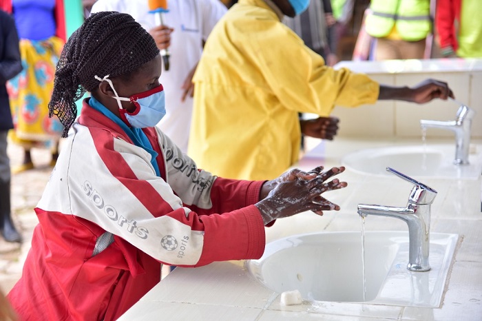 Abaturage barakaraba intoki ku rukarabiro rwubatswe ku isoko rya Kaduha i Nyamagabe 