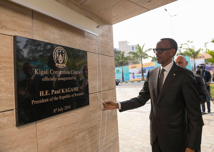 Perezida Kagame ayifungura.