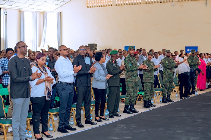 Abayobozi b'Uturere bari baherekeje urubyiruko rwabo