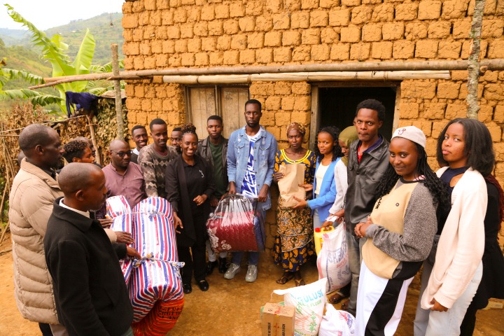 Bageza umuriro ku miryango itishoboye bakabaha n'ibikoresho bitandukanye birimo ibiribwa n'ibiryamirwa