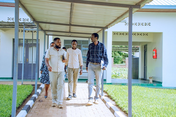 Abajyanama banasuye inzu y'ababyeyi ku Kigo nderabuzima cya Bugaragara