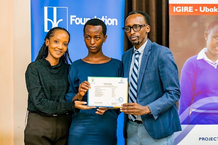 Christine Uwera na Pascal Nkurunzinza ba BK Foundation batanga impamyabushobozi kuri umwe mu bamaze igihe cy'amezi atandatu biga imyuga