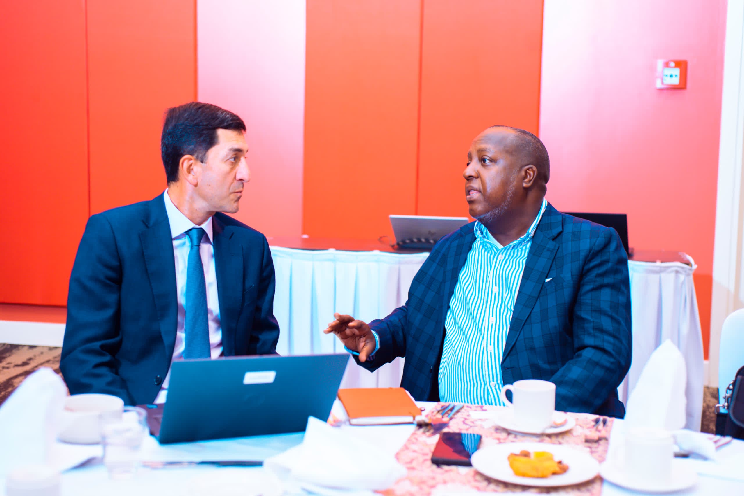 Dr Joan wa Banki y'Isi (ibumoso), aganita na Peter Malinga wa AfDB 