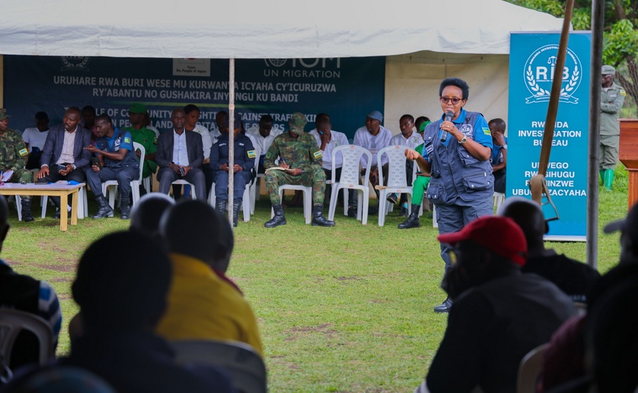 Mukansonera Marianne, Umukozi wa RIB ushinzwe kurwanya ibyaha byo gucuruza abantu aganiriza abaturiye umupaka