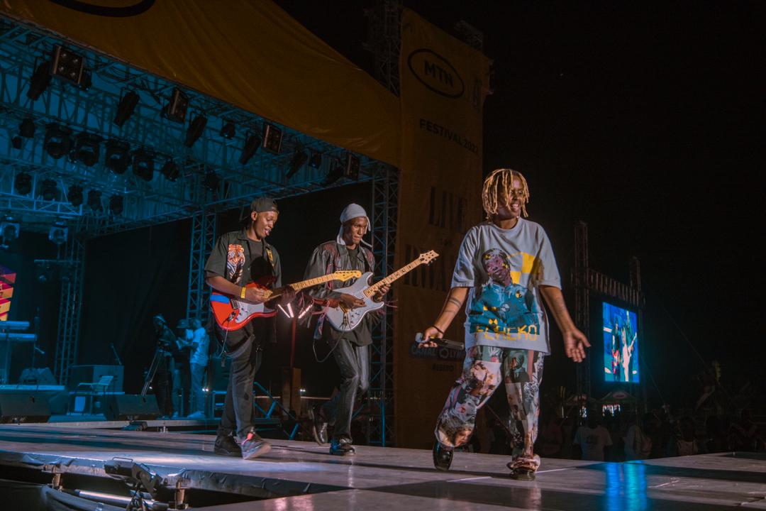 Benshi mu bakunzi b'umuziki bari bari aha ubwo Ariel Wayz yari ageze ku rubyiniro ntibahwemye ku mwaka indirimbo ye igezweho yitwa Demo na Away yakoranye na Juno Kizigenza yaje gusorezaho