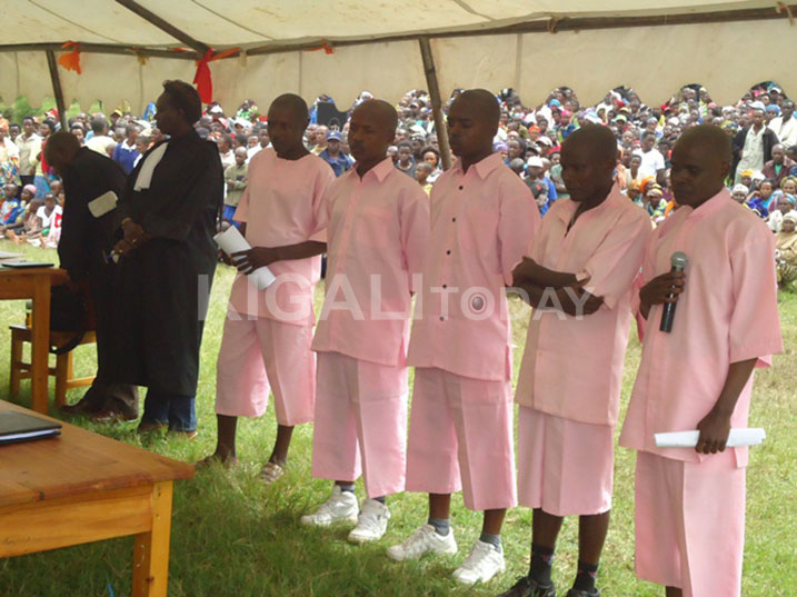 Baribwirumuhungu (ufite Microphone) n'abo bareganwa basabye urukiko kubahanaguraho icyaha.