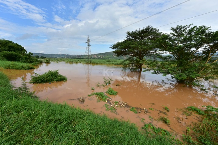 Amazi yarenze umuhanda yuzura no mu bishanga.