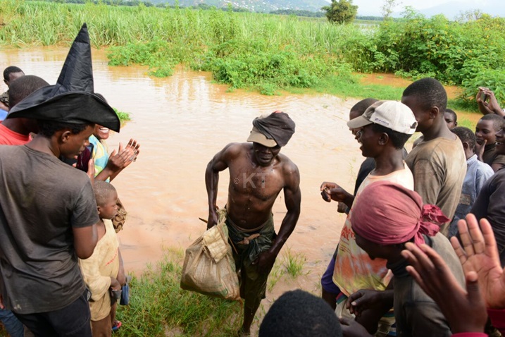 Uwo mugabo bamutabaye yaheze mu mazi.