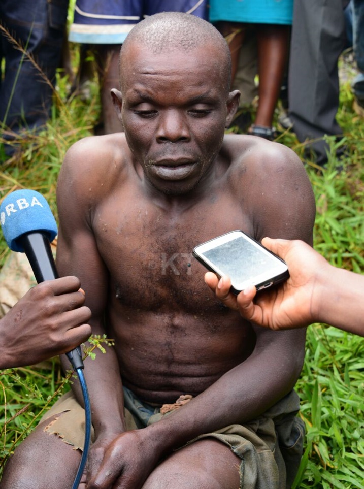 Ari gusobanura uko byamugendekeye kugira ngo arohame.