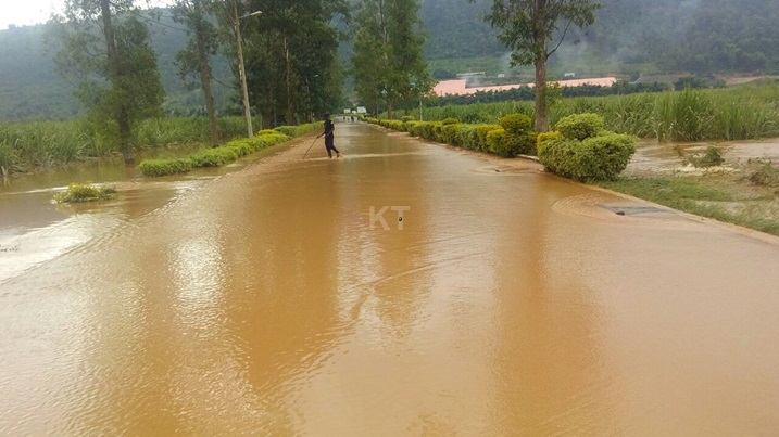 Umupolisi ari kugenzura niba kunyuramo nta kibazo byateza.