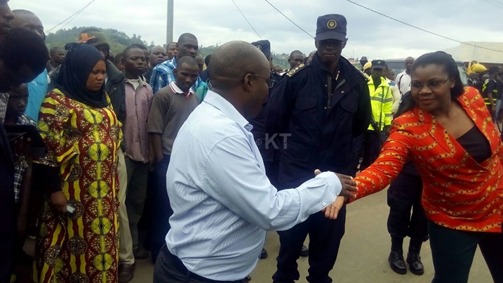 Nzahabwanimana ari kumwe na Minisitiri w'Abakoziba Leta Judith Uwizeye.