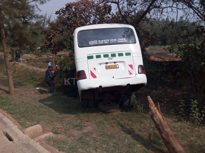 Iyi modoka yagize ikibazo cya feri kuva kare, nk'uko umwe mu bagenzi bari bayirimo babyemeje.