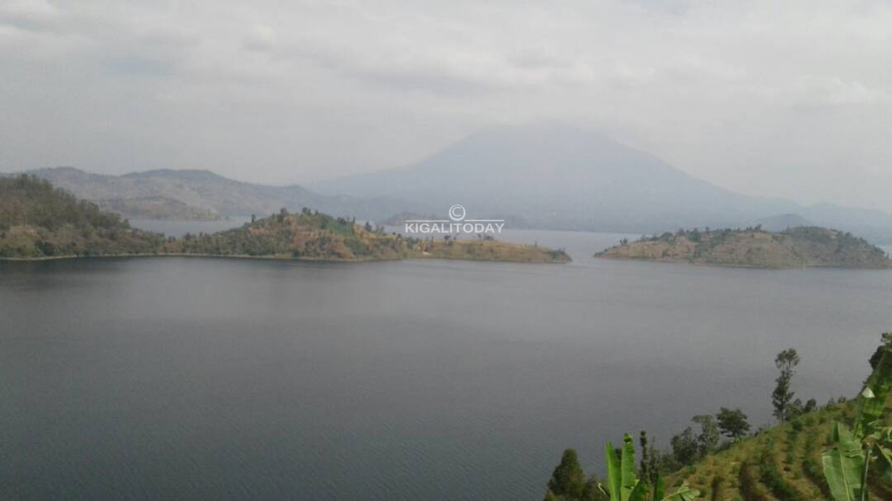 Kugera kuri iki kirwa uca mu kiyaga gikikijwe n'utundi turwa duto twinshi