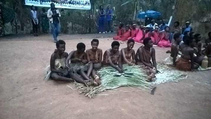 Aba bana b'abakobwa bashushanyaga ubuzima bw'abakobwa mu gihe cyo hambere.