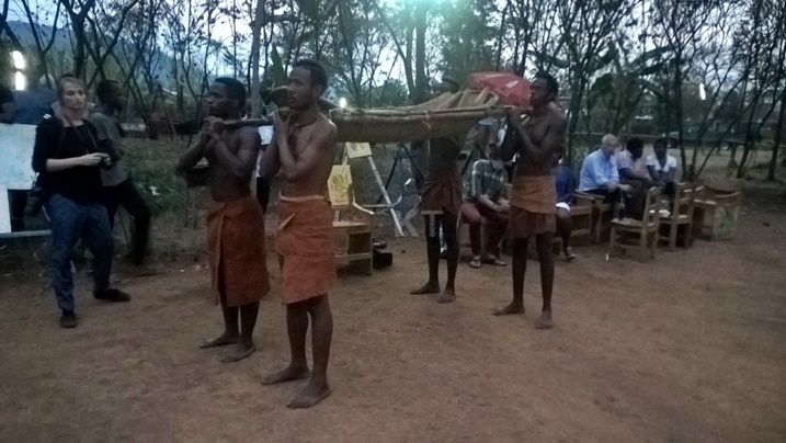 Abasore nabo bakoraga indi mirimo itandukanye ijyanye n'ibyo ibwami babifuzagaho ahanini.