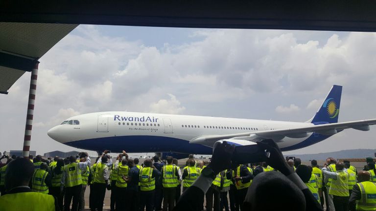 Abakozi ba Rwandair bari benshi ku kibuga bayitegereje