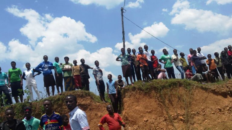 Abafana ku mihanda baje kureba abasiganwa ku magare 