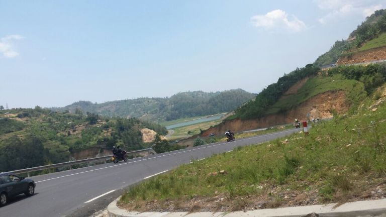 Abasiganwa ku magare bari kunyuma mu muhanda urimo amakorosi 