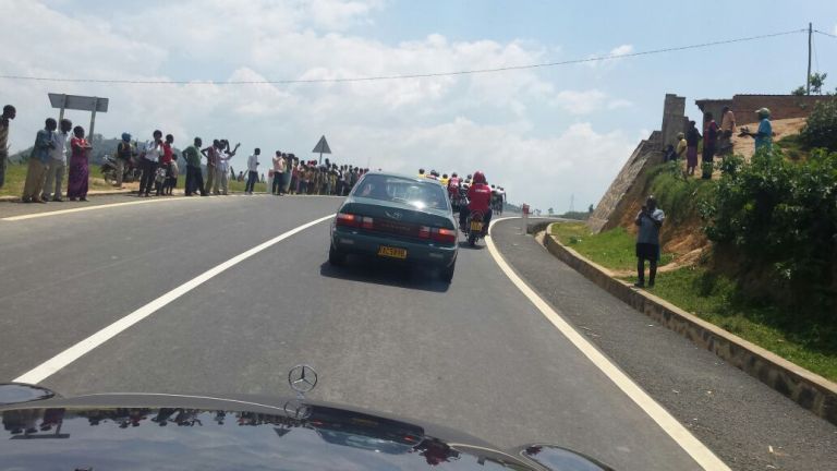 Abasiganwa ku magare aho banyura barasanga abafana ku muhanda 