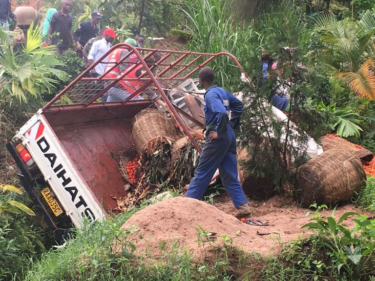 Iyi modoka yari yikoreye inyanya izikuye mu isoko rya Kimironko