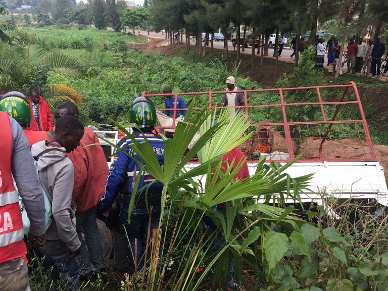 Abamotari n'abandi bari mu nkengero z'aho iyi modoka yaguye nibo bahise batabara shoferi ajyanwa kwa muganga